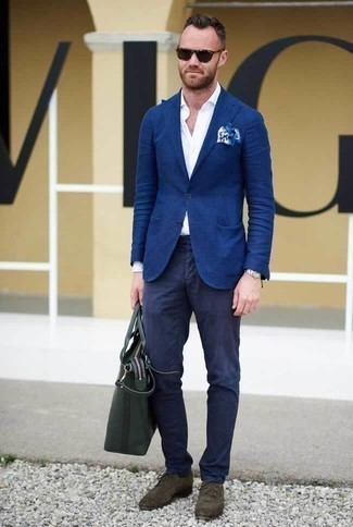 Quale scarpe derby indossare con un blazer blu per un uomo di 30 anni: Punta su un blazer blu e chino blu scuro per essere elegante ma non troppo formale. Completa il tuo abbigliamento con un paio di scarpe derby.