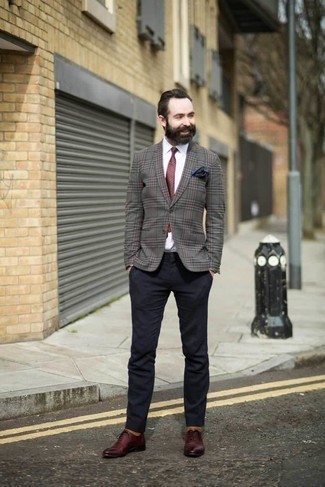 Come indossare e abbinare una cravatta per un uomo di 40 anni: Punta su un blazer scozzese grigio e una cravatta per un look elegante e di classe. Scarpe oxford in pelle bordeaux sono una interessante scelta per completare il look.