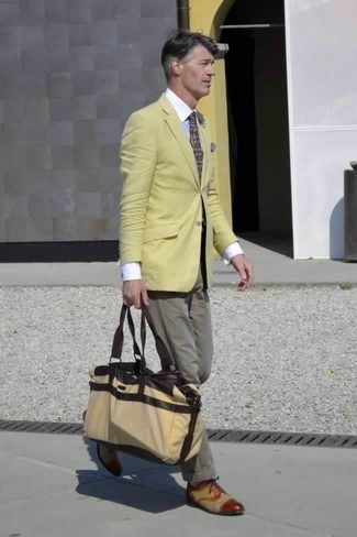 Come indossare e abbinare scarpe oxford in modo smart-casual: Metti un blazer giallo e chino grigi per essere elegante ma non troppo formale. Un bel paio di scarpe oxford è un modo semplice di impreziosire il tuo look.