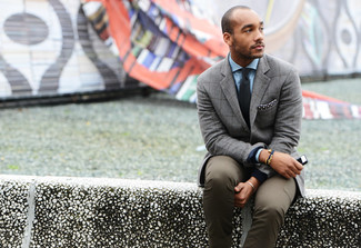 Look alla moda per uomo: Blazer scozzese grigio, Camicia elegante blu, Chino grigi, Cravatta nera