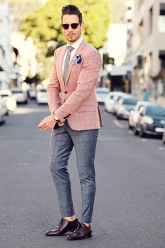 Come indossare e abbinare un blazer rosa: Per creare un adatto a un pranzo con gli amici nel weekend metti un blazer rosa e chino a quadri grigi. Mettiti un paio di scarpe oxford in pelle bordeaux per un tocco virile.