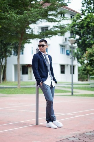 Come indossare e abbinare una camicia elegante con sneakers basse: Combina una camicia elegante con chino stampati blu per un look davvero alla moda. Indossa un paio di sneakers basse per avere un aspetto più rilassato.