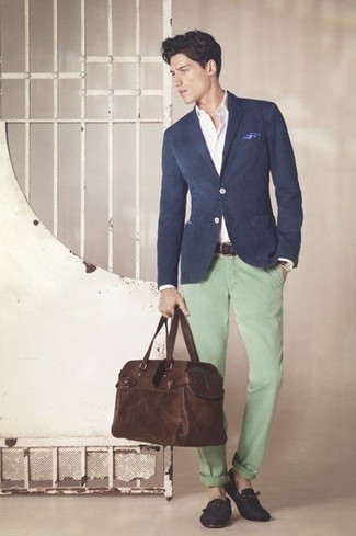 Come indossare e abbinare chino verdi: Abbina un blazer blu scuro con chino verdi per un look da sfoggiare sul lavoro. Ti senti creativo? Completa il tuo outfit con un paio di mocassini con nappine di tela blu scuro.