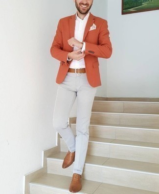 Come indossare e abbinare un blazer arancione con una camicia elegante bianca per un uomo di 30 anni quando fa caldo: Prova a combinare un blazer arancione con una camicia elegante bianca per un look elegante e di classe. Scarpe derby in pelle marrone chiaro sono una interessante scelta per completare il look.