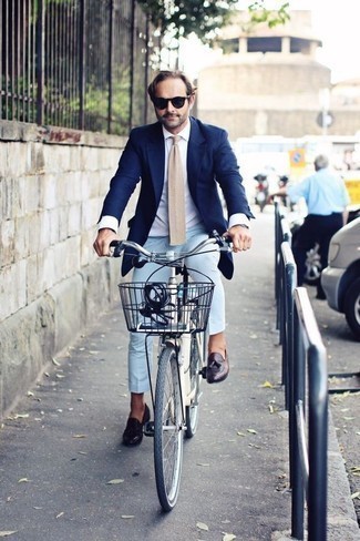 Look alla moda per uomo: Blazer blu scuro, Camicia elegante bianca, Chino azzurri, Mocassini con nappine in pelle melanzana scuro