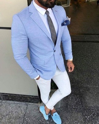 Quale mocassini eleganti indossare con un blazer azzurro: Potresti indossare un blazer azzurro e chino bianchi per essere elegante ma non troppo formale. Scegli un paio di mocassini eleganti come calzature per un tocco virile.