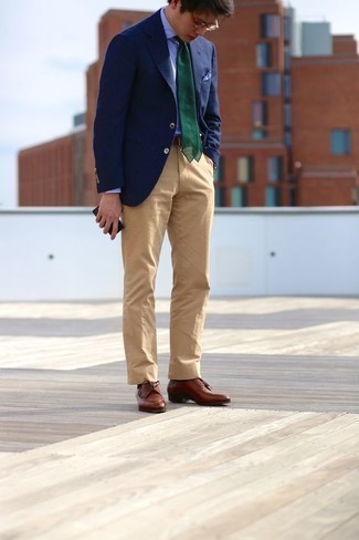 Look alla moda per uomo: Blazer blu scuro, Camicia elegante a righe verticali bianca e blu, Chino marrone chiaro, Scarpe derby in pelle marroni
