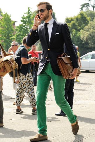 Quale blazer indossare con chino verdi: Coniuga un blazer con chino verdi, perfetto per il lavoro. Per un look più rilassato, scegli un paio di mocassini driving in pelle scamosciata marroni.