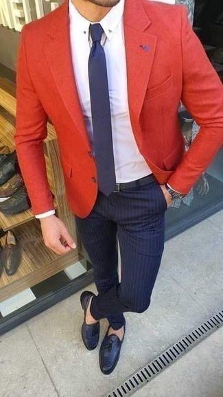 Quale chino indossare con mocassini eleganti blu scuro in modo smart-casual: Abbina un blazer rosso con chino per un drink dopo il lavoro. Sfodera il gusto per le calzature di lusso e scegli un paio di mocassini eleganti blu scuro come calzature.