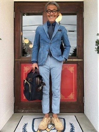 Come indossare e abbinare chino azzurri per un uomo di 50 anni in estate 2024: Coniuga un blazer di jeans blu con chino azzurri se cerchi uno stile ordinato e alla moda. Sfodera il gusto per le calzature di lusso e mettiti un paio di scarpe brogue in pelle scamosciata beige. Una stupenda idea per essere molto elegante e trendy anche durante la stagione calda.