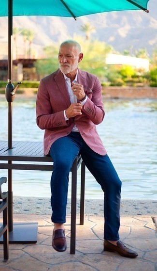 Quale blazer indossare con mocassini eleganti marroni per un uomo di 60 anni quando fa caldo: Coniuga un blazer con chino blu se cerchi uno stile ordinato e alla moda. Completa il tuo abbigliamento con un paio di mocassini eleganti marroni.