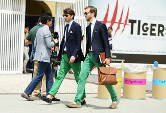 Come indossare e abbinare pantaloni verde menta in modo smart-casual: Punta su un blazer blu scuro e pantaloni verde menta se preferisci uno stile ordinato e alla moda. Ti senti creativo? Completa il tuo outfit con un paio di mocassini con nappine in pelle scamosciata blu scuro.