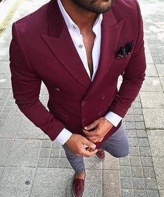 Come indossare e abbinare un blazer rosso in modo smart-casual: Combina un blazer rosso con chino azzurri per un look davvero alla moda. Mettiti un paio di mocassini con nappine in pelle bordeaux per un tocco virile.