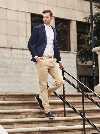 Quale blazer indossare con scarpe derby blu scuro per un uomo di 30 anni: Coniuga un blazer con chino marrone chiaro per un drink dopo il lavoro. Scegli uno stile classico per le calzature e scegli un paio di scarpe derby blu scuro come calzature.