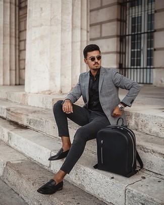 Quale blazer indossare con chino grigi per un uomo di 20 anni: Potresti abbinare un blazer con chino grigi, perfetto per il lavoro. Sfodera il gusto per le calzature di lusso e mettiti un paio di mocassini eleganti in pelle neri.