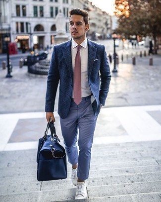 Come indossare e abbinare una cravatta rosa in modo smart-casual: Mostra il tuo stile in un blazer scozzese blu scuro con una cravatta rosa per un look elegante e di classe. Per distinguerti dagli altri, scegli un paio di sneakers basse di tela bianche come calzature.
