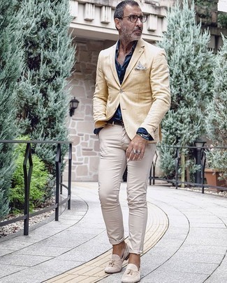 Come indossare e abbinare un blazer giallo: Indossa un blazer giallo con chino beige se cerchi uno stile ordinato e alla moda. Indossa un paio di mocassini con nappine in pelle scamosciata beige per un tocco virile.