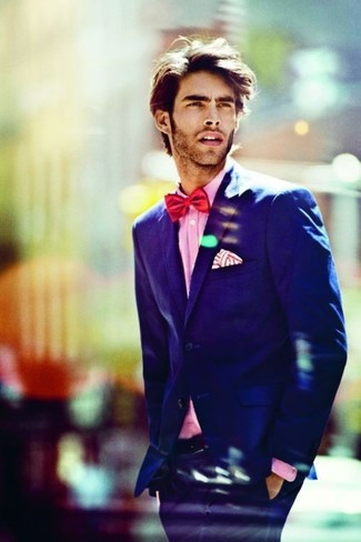 Come indossare e abbinare una camicia elegante rosa per un uomo di 30 anni in modo smart-casual: Punta su una camicia elegante rosa e chino blu per un abbigliamento elegante ma casual.