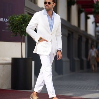 Come indossare e abbinare una giacca bianca per un uomo di 30 anni: Combina una giacca bianca con chino bianchi per un look da sfoggiare sul lavoro. Questo outfit si abbina perfettamente a un paio di scarpe da barca in pelle scamosciata beige.