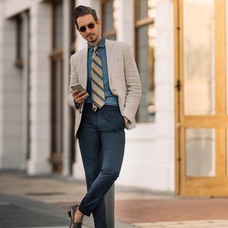 Moda uomo anni 40 in estate 2024: Indossa un blazer beige con chino a righe verticali blu scuro per un look davvero alla moda. Scegli uno stile classico per le calzature e scegli un paio di mocassini eleganti in pelle marrone scuro come calzature. È eccellente scelta per un look estivo!