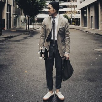 Come indossare e abbinare un blazer beige per un uomo di 30 anni: Potresti combinare un blazer beige con chino neri per essere elegante ma non troppo formale. Per un look più rilassato, scegli un paio di sneakers basse di tela bianche.