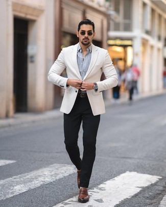 Come indossare e abbinare una giacca bianca per un uomo di 30 anni: Una giacca bianca e chino blu scuro sono un outfit perfetto da sfoggiare nel tuo guardaroba. Un bel paio di mocassini eleganti in pelle marroni è un modo semplice di impreziosire il tuo look.