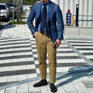 Come indossare e abbinare una cravatta blu scuro in modo smart-casual: Opta per un blazer di jeans blu scuro e una cravatta blu scuro come un vero gentiluomo. Perfeziona questo look con un paio di mocassini con nappine in pelle scamosciata marrone scuro.