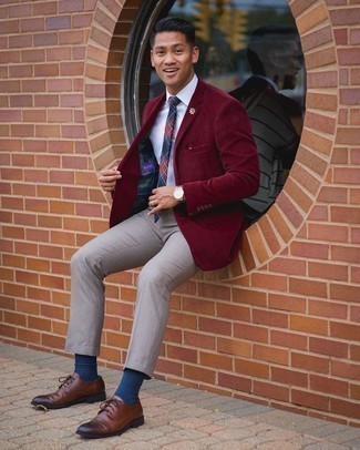 Quale scarpe derby indossare con un blazer rosso: Prova ad abbinare un blazer rosso con chino grigi per un look davvero alla moda. Calza un paio di scarpe derby per un tocco virile.