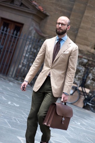 Come indossare e abbinare un blazer beige per un uomo di 30 anni in modo smart-casual: Prova ad abbinare un blazer beige con chino verde oliva, perfetto per il lavoro.