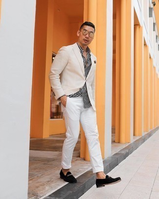 Quale mocassini eleganti indossare con un blazer beige: Coniuga un blazer beige con chino bianchi per un look da sfoggiare sul lavoro. Mocassini eleganti doneranno eleganza a un look altrimenti semplice.