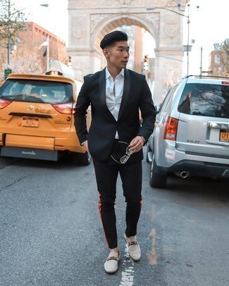 Come indossare e abbinare mocassini eleganti beige quando fa caldo: Indossa un blazer nero e chino neri, perfetto per il lavoro. Sfodera il gusto per le calzature di lusso e calza un paio di mocassini eleganti beige.
