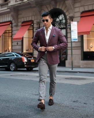 Come indossare e abbinare un blazer rosso per un uomo di 30 anni: Mostra il tuo stile in un blazer rosso con chino grigi se preferisci uno stile ordinato e alla moda. Impreziosisci il tuo outfit con un paio di mocassini con nappine in pelle scamosciata marrone scuro.