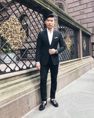 Come indossare e abbinare un blazer nero per un uomo di 30 anni: Mostra il tuo stile in un blazer nero con chino neri per un look davvero alla moda. Scegli uno stile classico per le calzature e prova con un paio di mocassini eleganti in pelle neri.
