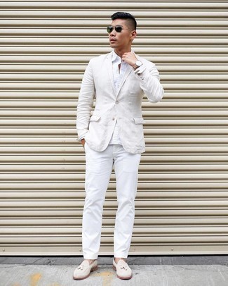 Quale chino indossare con un blazer bianco: Indossa un blazer bianco e chino per essere elegante ma non troppo formale. Opta per un paio di mocassini con nappine in pelle scamosciata beige per un tocco virile.