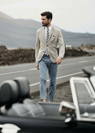 Come indossare e abbinare una cravatta a righe verticali grigia in modo smart-casual: Prova ad abbinare un blazer marrone chiaro con una cravatta a righe verticali grigia per una silhouette classica e raffinata