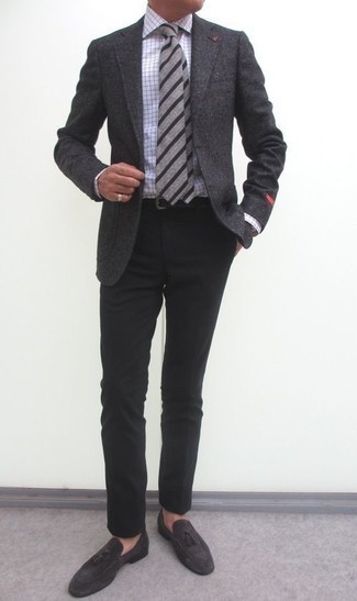 Quale blazer indossare con mocassini con nappine grigio scuro: Combina un blazer con chino neri, perfetto per il lavoro. Sfodera il gusto per le calzature di lusso e opta per un paio di mocassini con nappine grigio scuro.