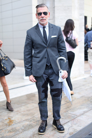 Quale stivali casual indossare con un blazer grigio per un uomo di 50 anni: Potresti abbinare un blazer grigio con chino mimetici grigio scuro per un look davvero alla moda. Perfeziona questo look con un paio di stivali casual.
