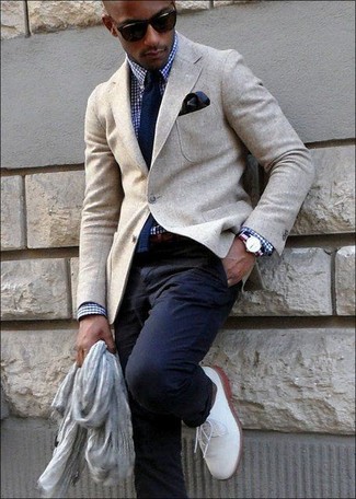 Quale scarpe derby indossare con chino blu: Scegli un blazer di lana beige e chino blu per un look da sfoggiare sul lavoro. Scegli uno stile classico per le calzature e calza un paio di scarpe derby.