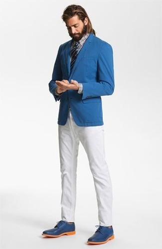 Quale camicia elegante indossare con scarpe derby blu quando fa caldo: Opta per una camicia elegante e chino bianchi, perfetto per il lavoro. Calza un paio di scarpe derby blu per mettere in mostra il tuo gusto per le scarpe di alta moda.