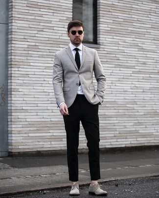 Look alla moda per uomo: Blazer grigio, Camicia elegante bianca, Chino neri, Scarpe derby in pelle scamosciata grigie