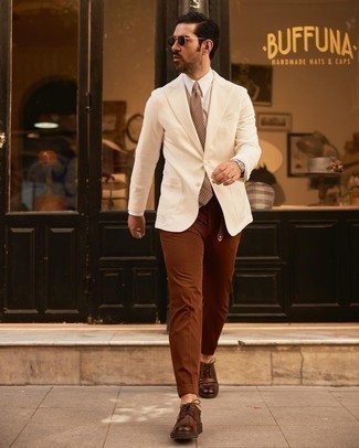 Quale scarpe derby indossare con un blazer beige in modo smart-casual: Coniuga un blazer beige con chino marroni se cerchi uno stile ordinato e alla moda. Completa il tuo abbigliamento con un paio di scarpe derby.