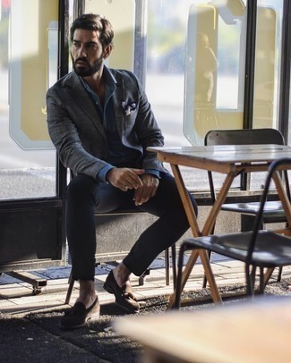 Quale mocassini eleganti indossare con una camicia elegante blu scuro: Opta per una camicia elegante blu scuro e chino neri, perfetto per il lavoro. Sfodera il gusto per le calzature di lusso e opta per un paio di mocassini eleganti.