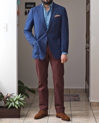Look alla moda per uomo: Blazer blu scuro, Camicia elegante in chambray azzurra, Chino marroni, Chukka in pelle scamosciata marroni