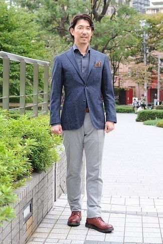 Quale chino indossare con un blazer blu scuro per un uomo di 40 anni quando fa caldo in modo smart-casual: Coniuga un blazer blu scuro con chino per un look davvero alla moda. Stivali casual in pelle terracotta sono una splendida scelta per completare il look.