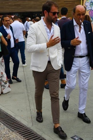 Quale chino indossare con un blazer bianco in modo smart-casual: Potresti abbinare un blazer bianco con chino per creare un look smart casual. Un paio di scarpe double monk in pelle marrone scuro darà un tocco di forza e virilità a ogni completo.