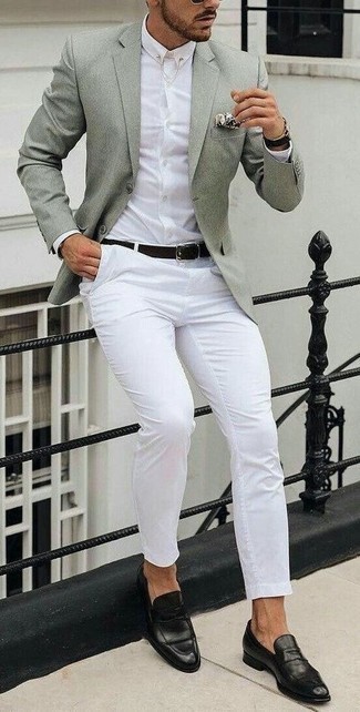Come indossare e abbinare una camicia elegante bianca con chino bianchi: Scegli una camicia elegante bianca e chino bianchi per un drink dopo il lavoro. Scegli uno stile classico per le calzature e opta per un paio di mocassini eleganti in pelle neri.