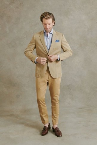 Look alla moda per uomo: Blazer marrone chiaro, Camicia elegante a righe verticali azzurra, Chino marrone chiaro, Mocassini con nappine in pelle marroni