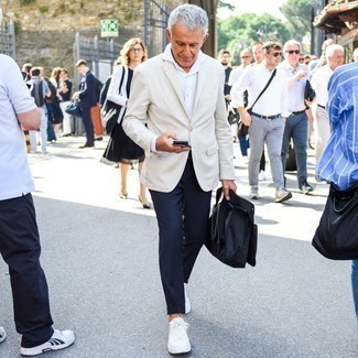 Quale blazer indossare con chino blu scuro per un uomo di 50 anni in modo smart-casual: Punta su un blazer e chino blu scuro se cerchi uno stile ordinato e alla moda. Se non vuoi essere troppo formale, calza un paio di sneakers basse di tela bianche.
