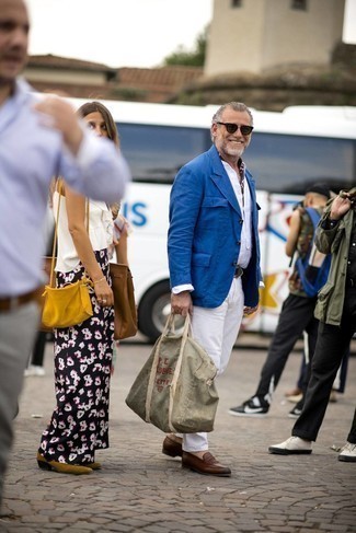 Come indossare e abbinare pantaloni bianchi per un uomo di 50 anni: Prova a combinare un blazer di cotone blu con pantaloni bianchi per un look elegante ma non troppo appariscente. Aggiungi un paio di mocassini eleganti in pelle marroni al tuo look per migliorare all'istante il tuo stile.