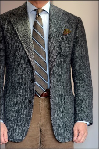 Come indossare e abbinare un blazer di lana grigio scuro in primavera 2025: Indossa un blazer di lana grigio scuro con chino di velluto a coste marroni per creare un look smart casual. Questo è il look fantastico per la primavera.
